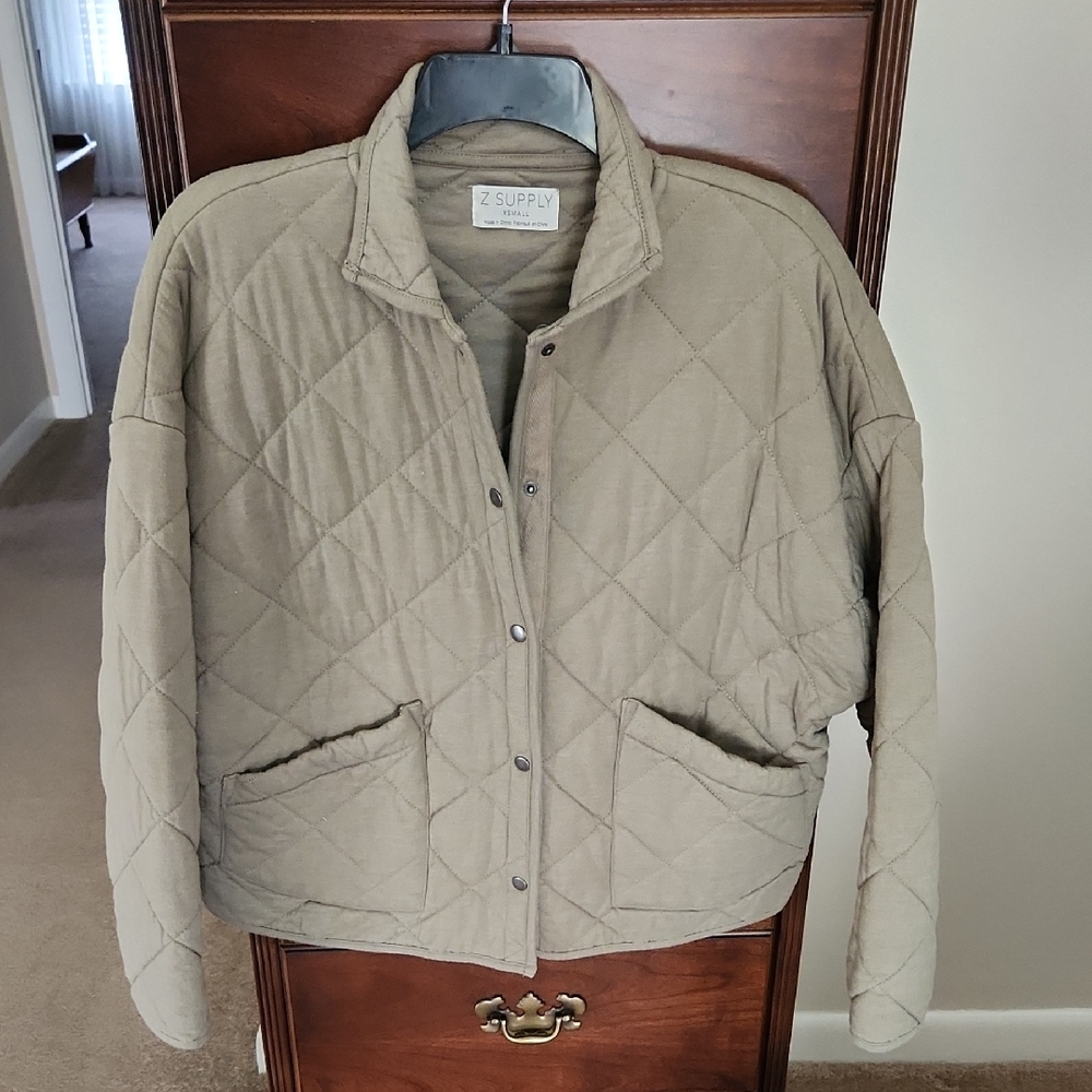 Z Supply Women's Puffer Jacket - Green With Side Pockets.